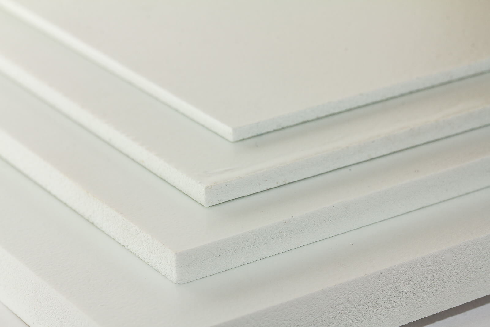 Eine Nahaufnahme vier verschiedenen Dicken der weißen Simopor light PVC-Hartschaumplatte